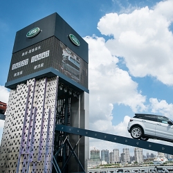 Land Rover - Longest vehicle seesaw